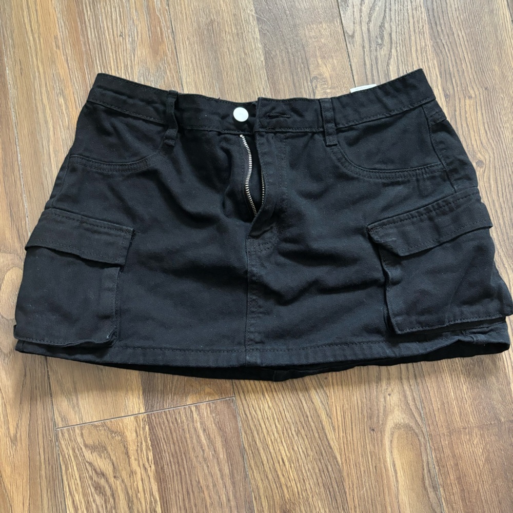 Women’s black jean skirt with pockets